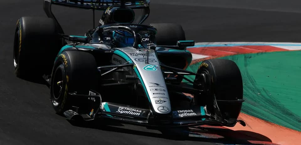 Voiture de Formule 1 Mercedes en virage sur circuit