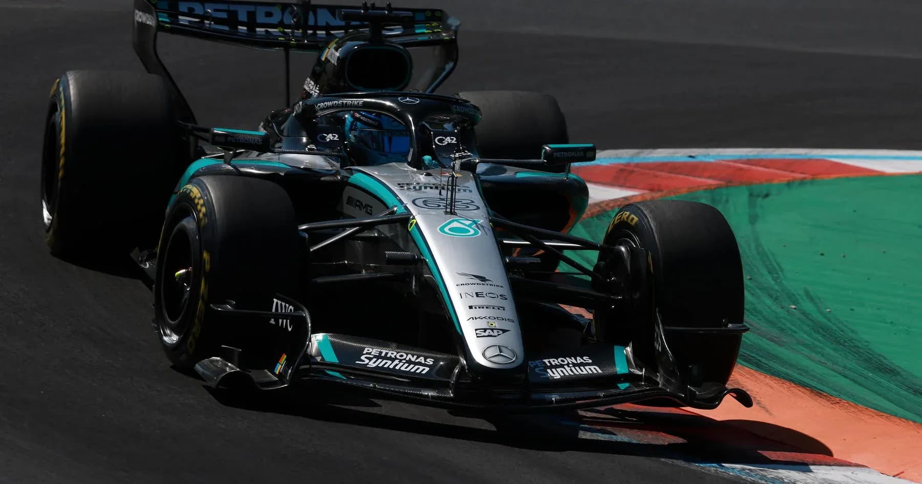 Voiture de Formule 1 Mercedes en virage sur circuit