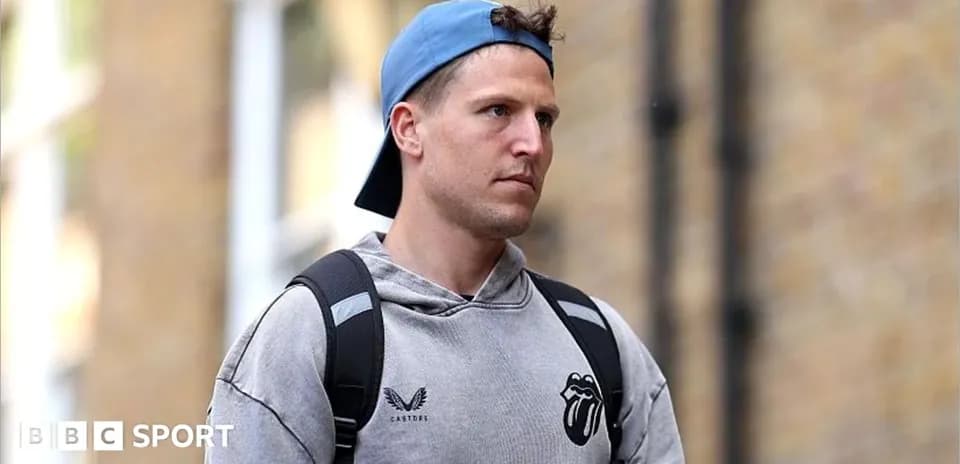 Homme portant un sweat et une casquette, marchant