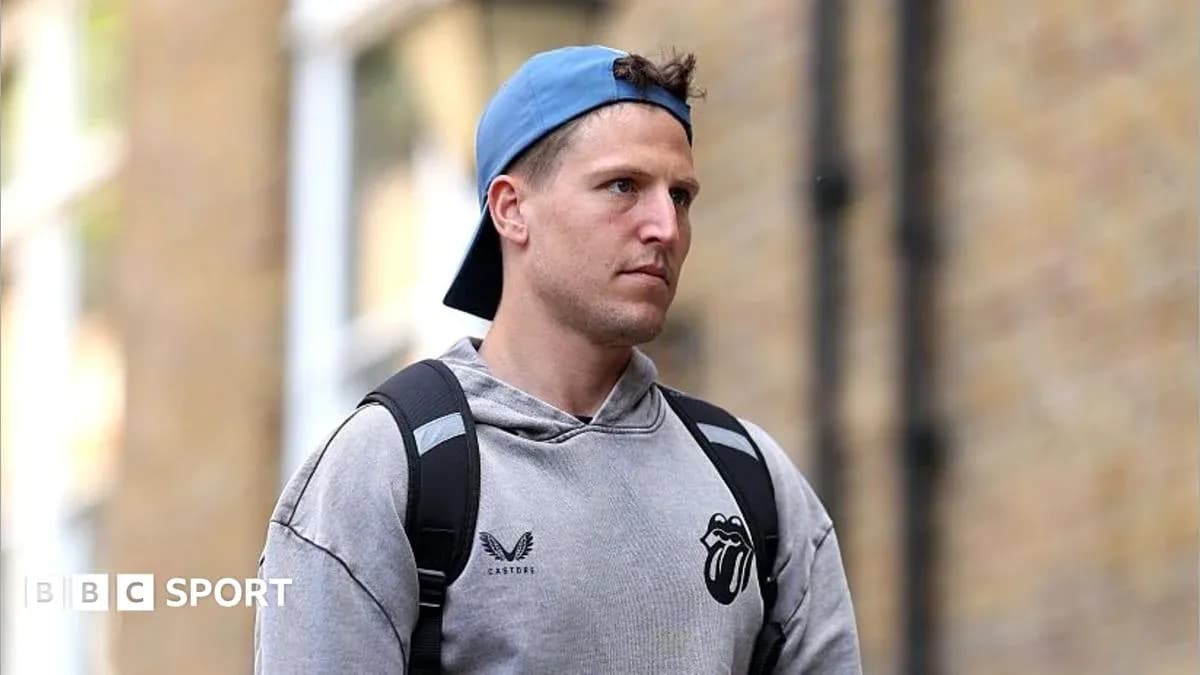 Homme portant un sweat et une casquette, marchant