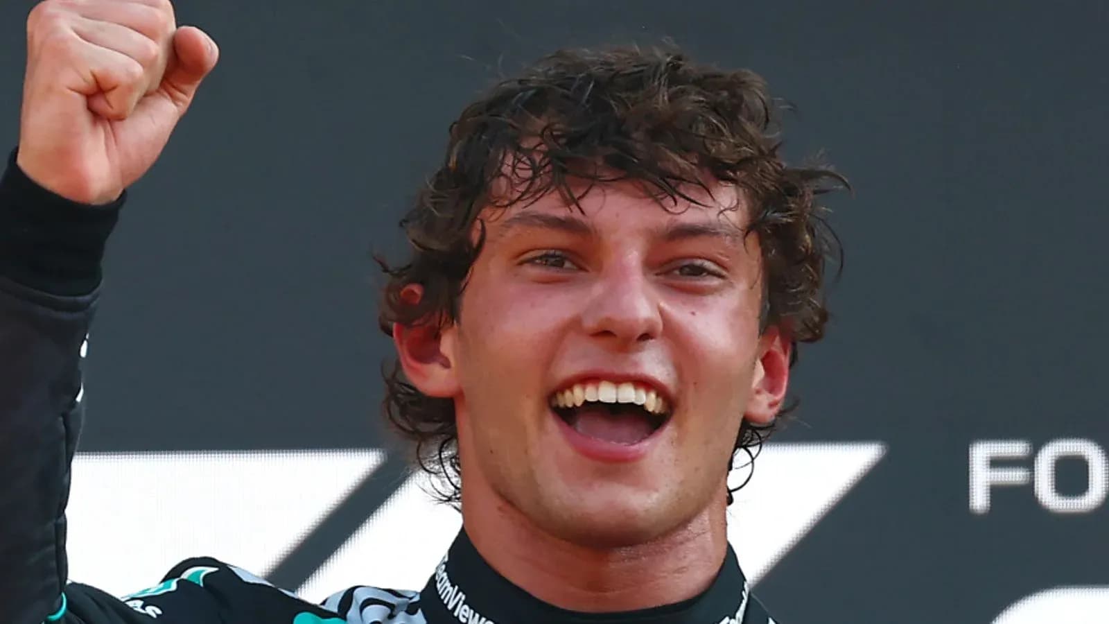 Pilote célébrant sa victoire avec un poing levé