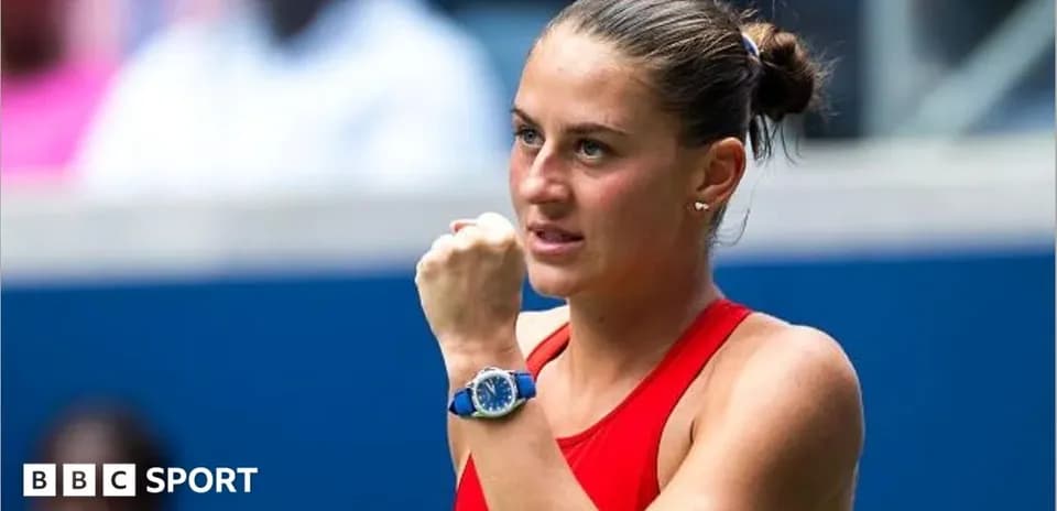 Joueuse de tennis célébrant un point gagné