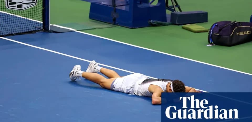 Joueur allongé sur le court après un match