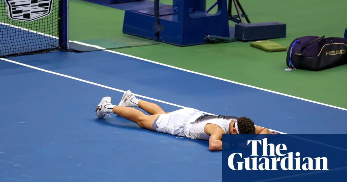 Joueur allongé sur le court après un match