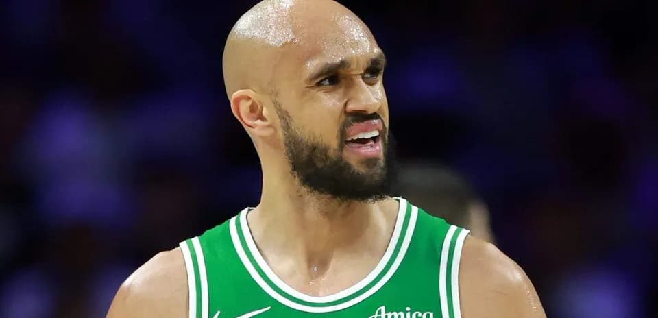 Joueur en maillot vert réagissant sur le terrain