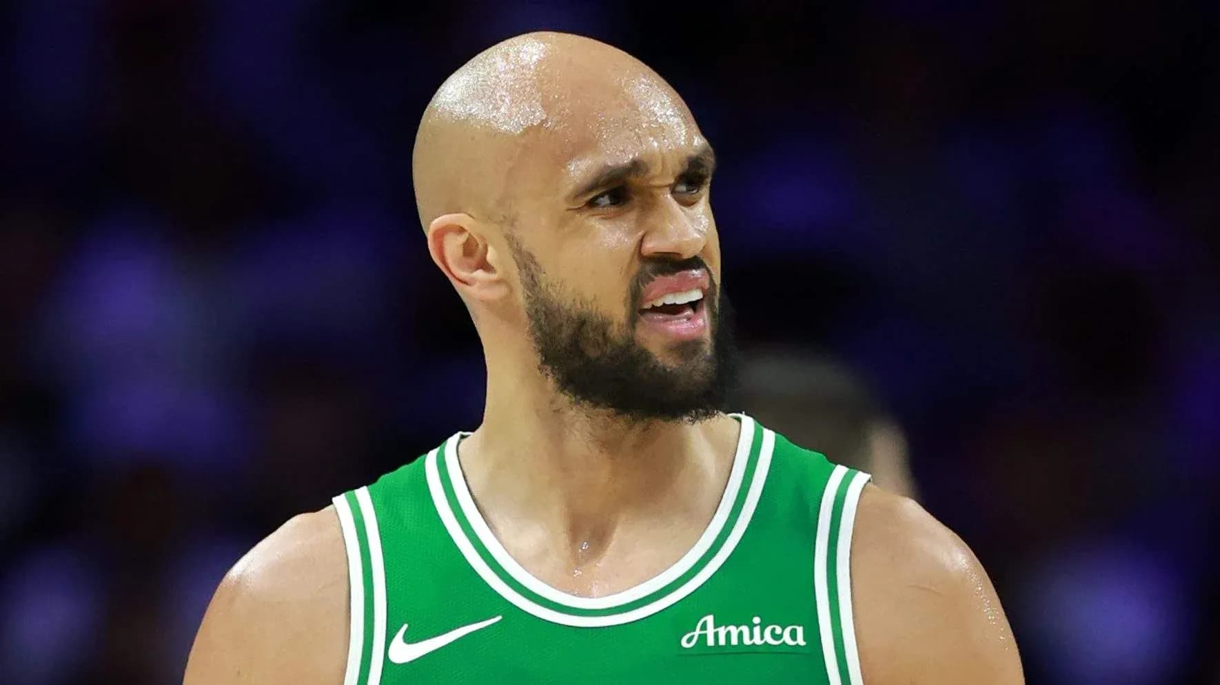 Joueur en maillot vert réagissant sur le terrain