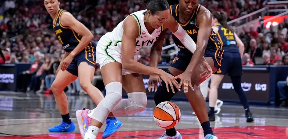 Joueuses se disputant un ballon lors d'un match