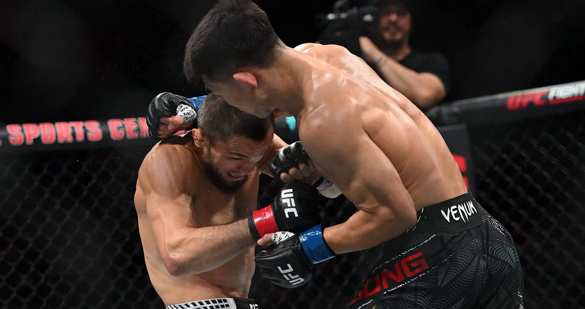 Deux combattants s'affrontent lors d'un match de MMA