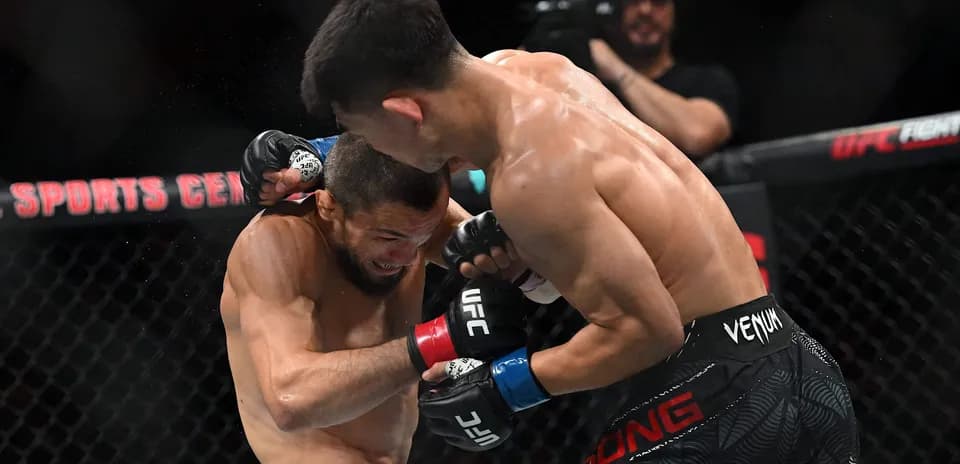 Deux combattants s'affrontent lors d'un match de MMA