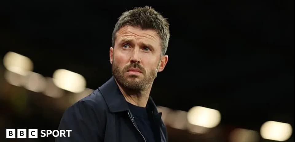 Entraîneur observant le match depuis le banc