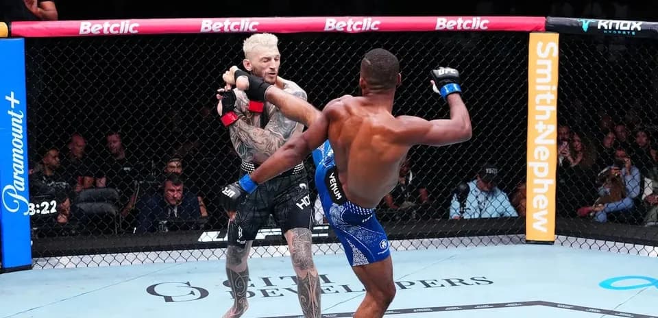 Deux combattants s'affrontant dans l'octogone de MMA