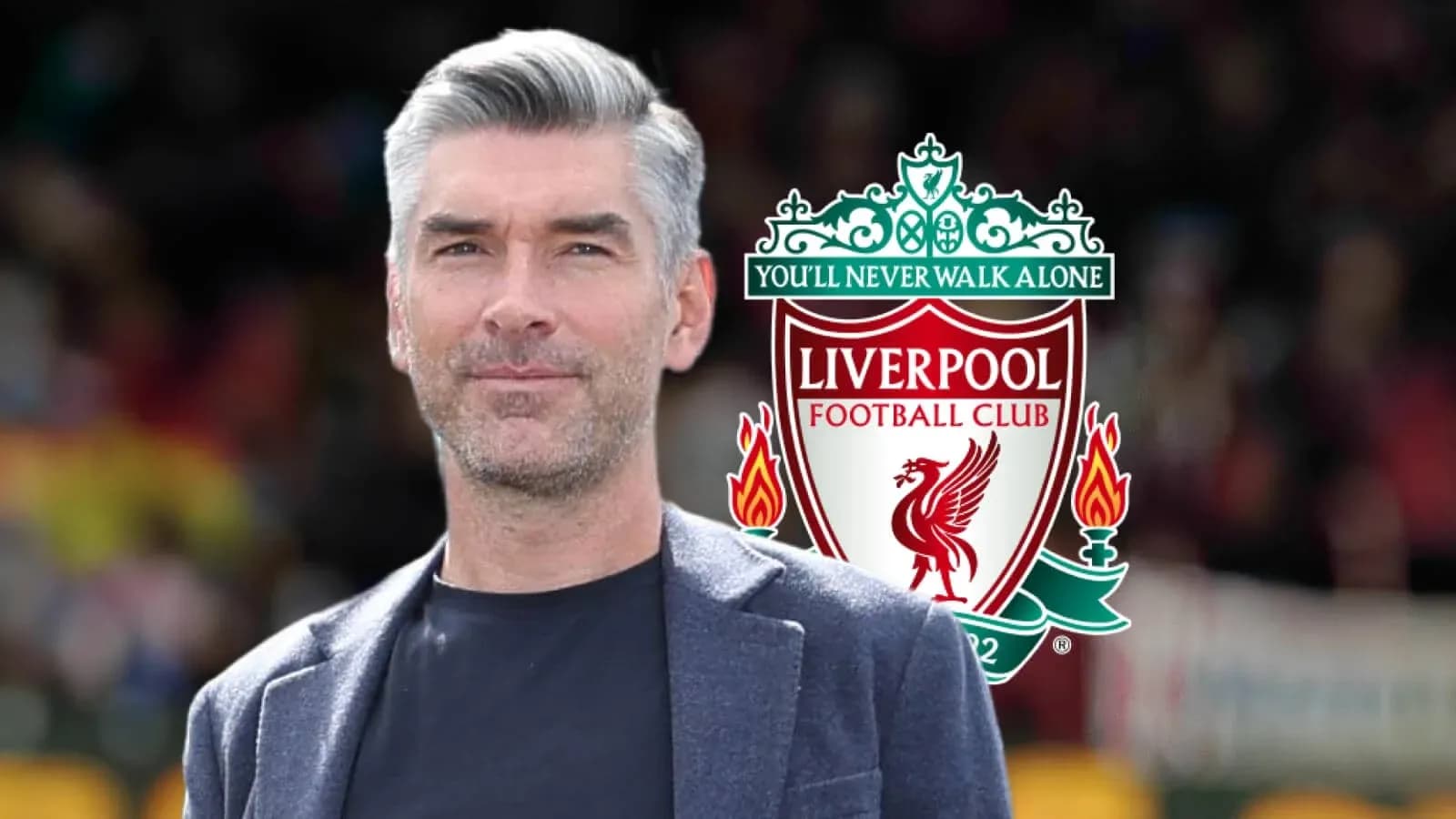 Homme souriant avec logo de Liverpool en arrière-plan