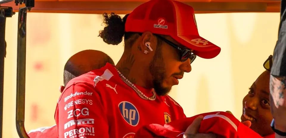 Pilote en combinaison Ferrari avec un fan