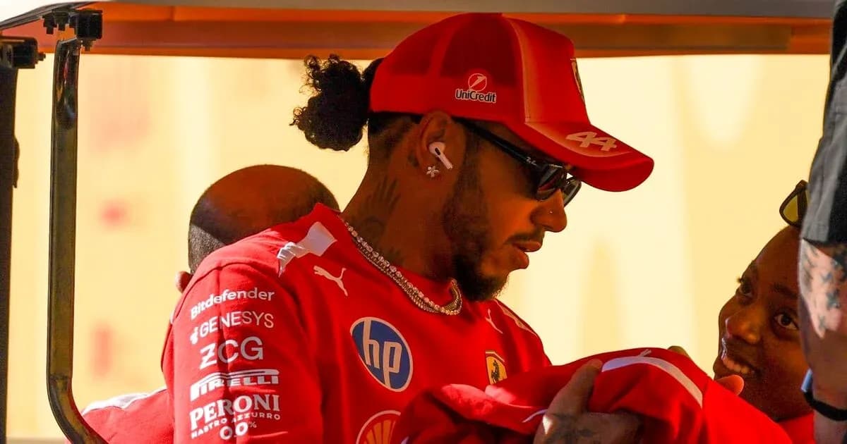 Pilote en combinaison Ferrari avec un fan