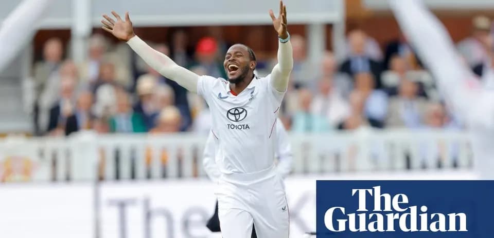 Joueur célébrant une prise lors d'un match de cricket