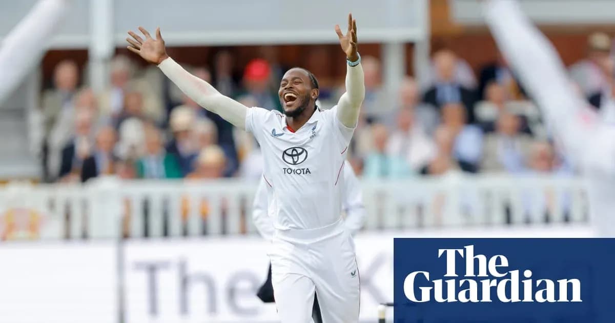 Joueur célébrant une prise lors d'un match de cricket