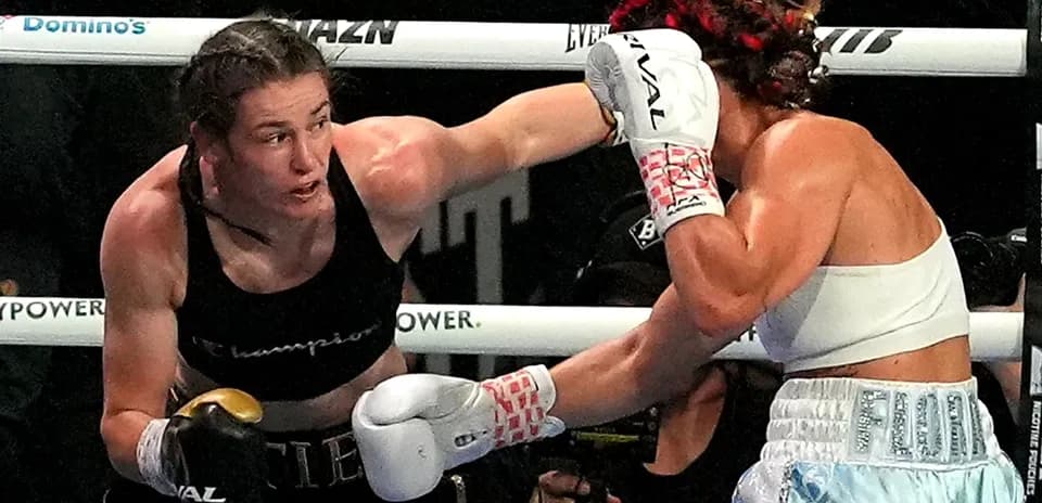 Boxeuse donnant un coup pendant un match