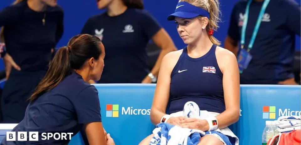 Joueuse britannique en discussion avec entraîneur pendant match