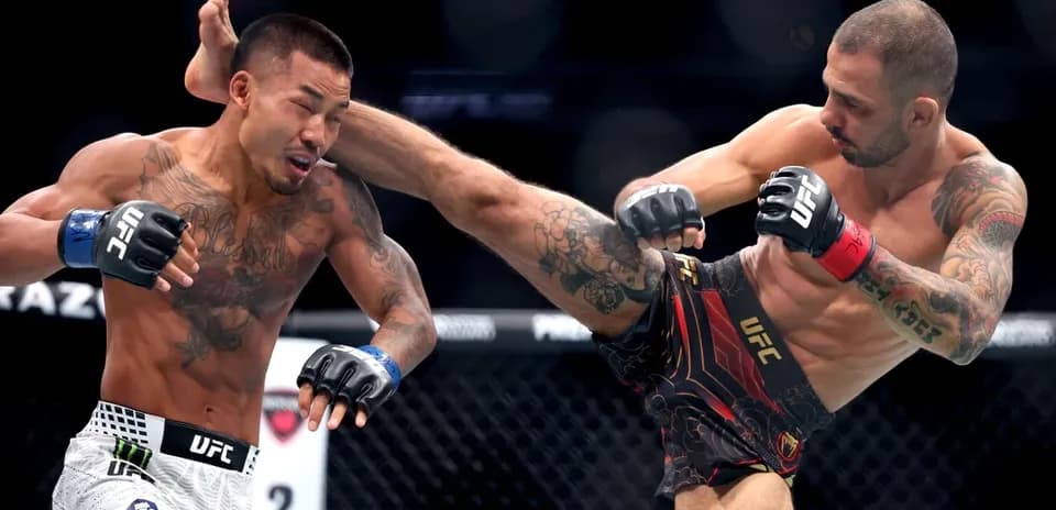 Deux combattants d'UFC en plein échange de coups