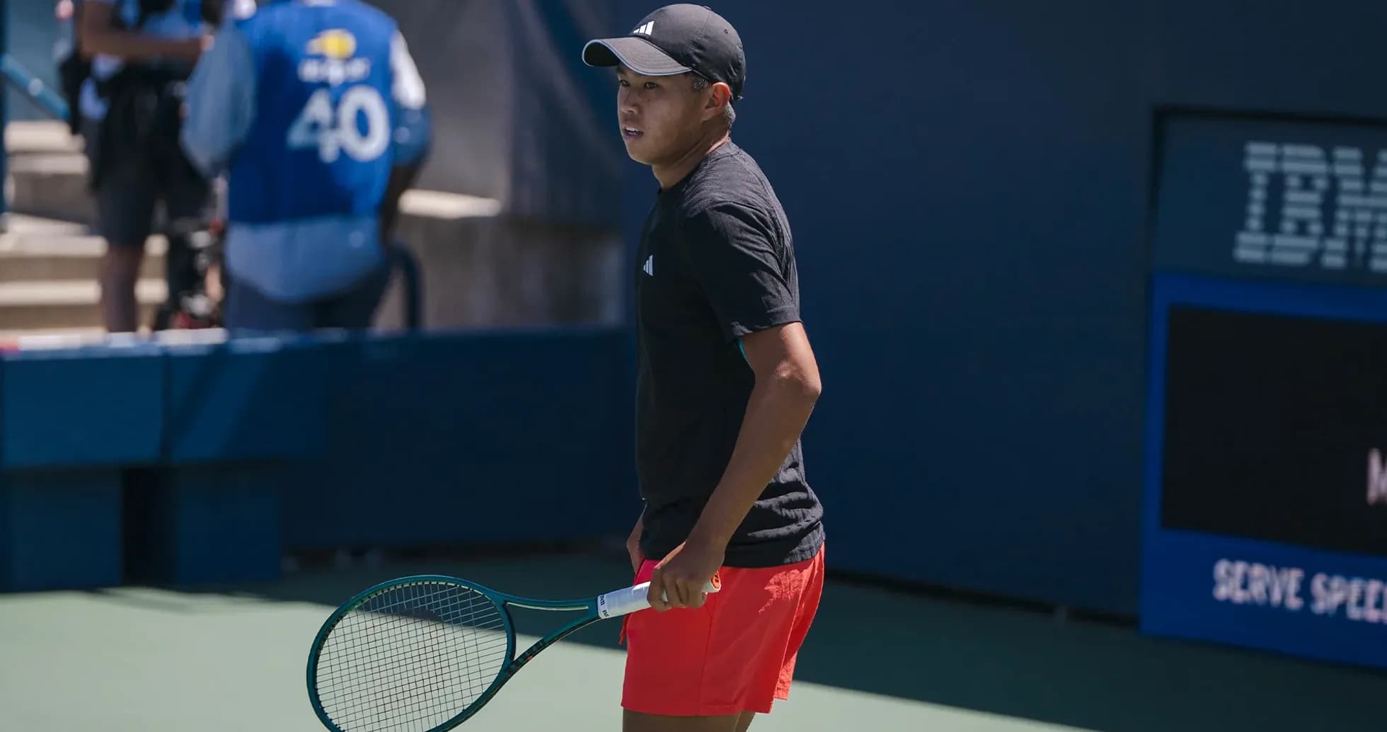 Joueur de tennis avec une raquette sur le court