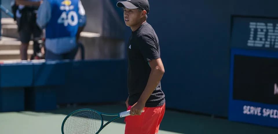 Joueur de tennis avec une raquette sur le court