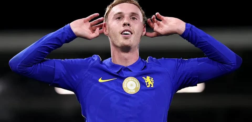 Joueur de Chelsea célébrant un but avec les mains derrière les oreilles