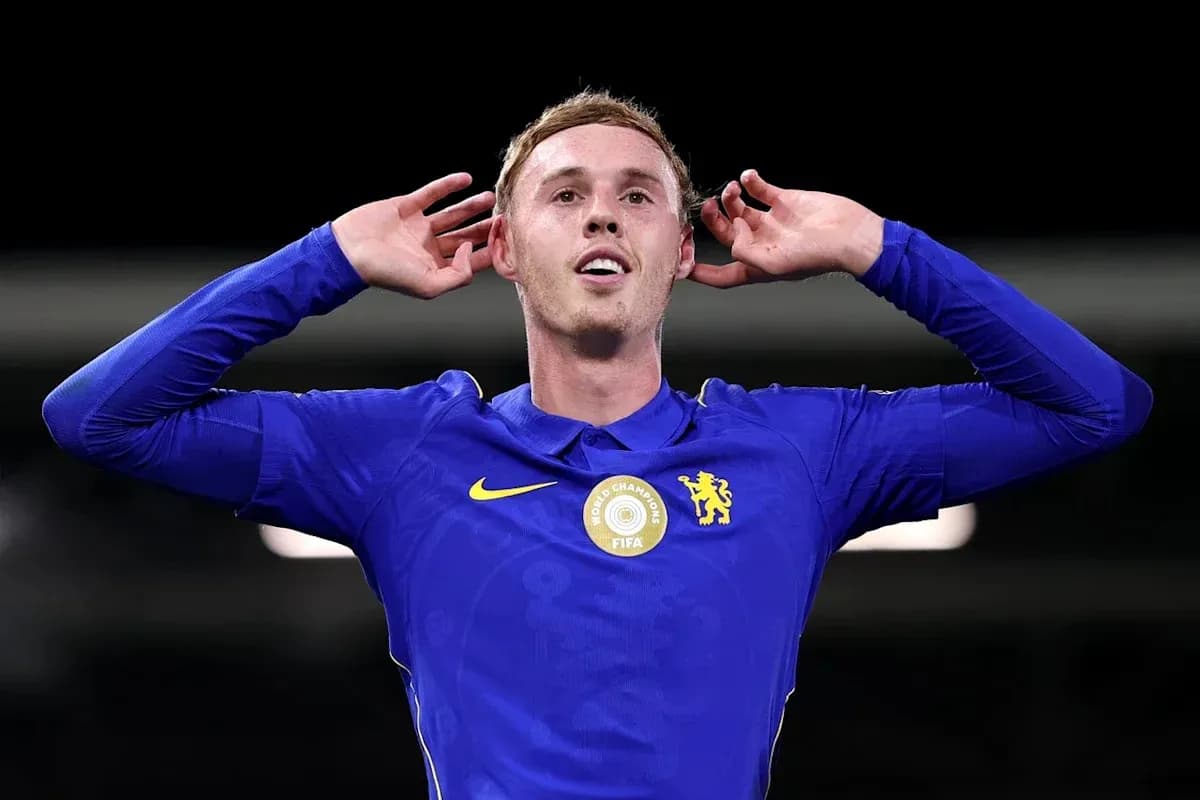 Joueur de Chelsea célébrant un but avec les mains derrière les oreilles