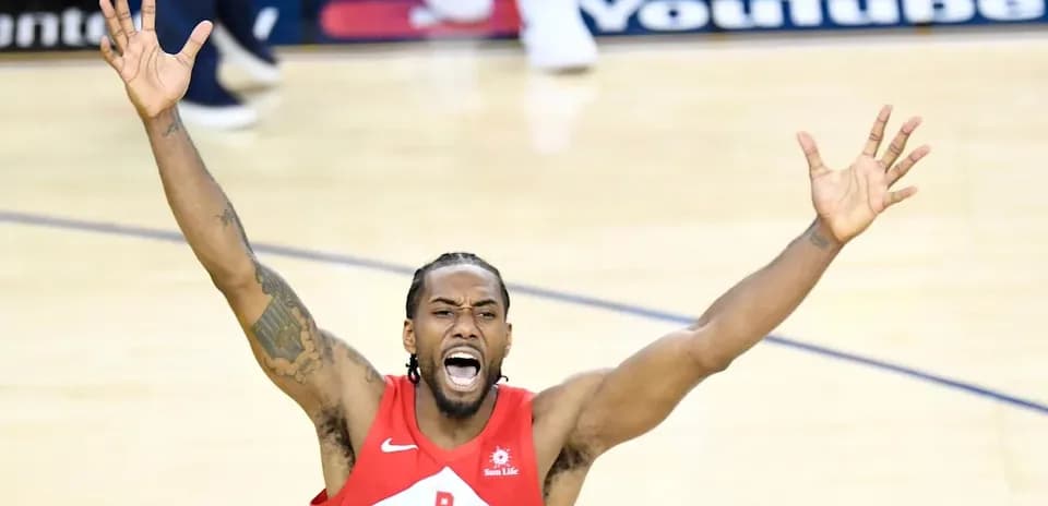 Joueur des Raptors célébrant un moment clé du match