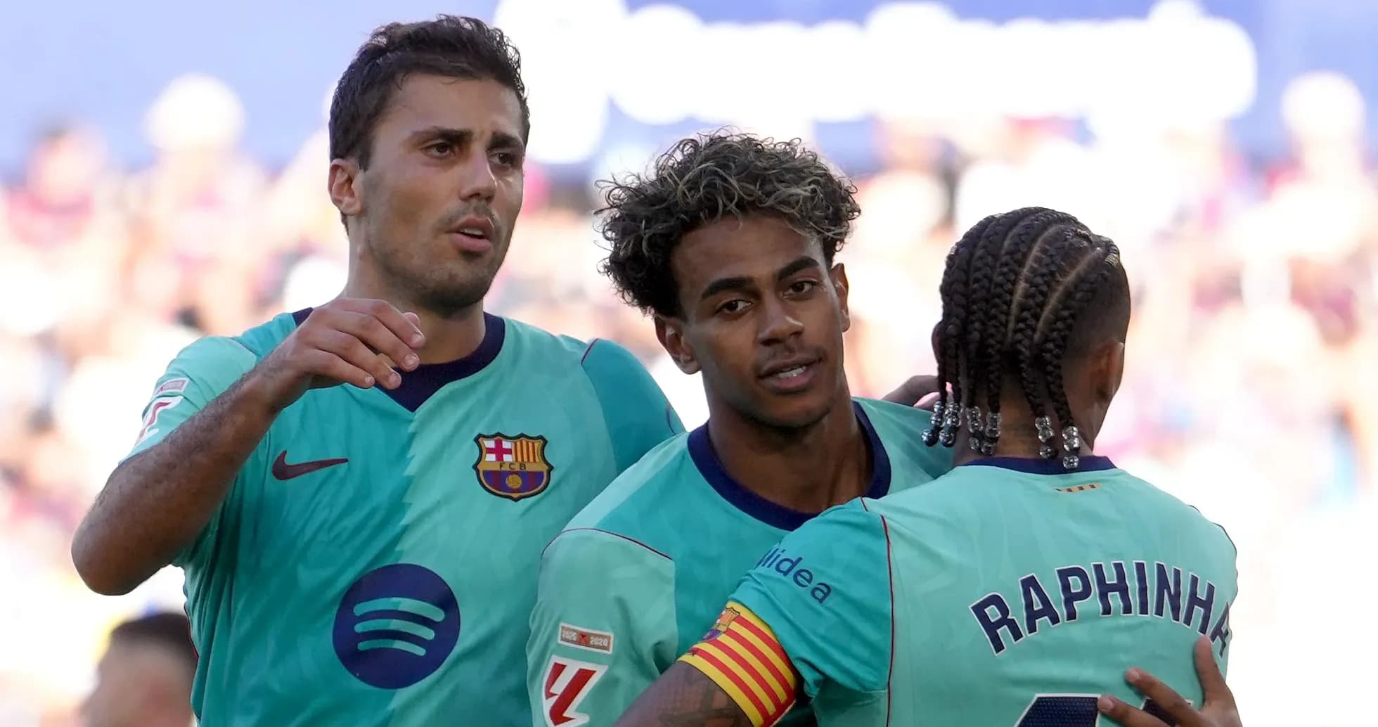 Joueurs de Barcelone célébrant un but ensemble
