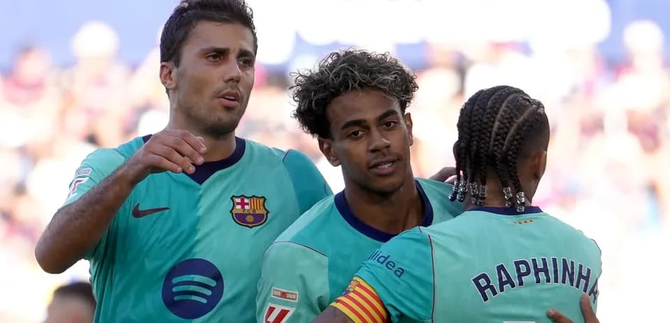 Joueurs de Barcelone célébrant un but ensemble