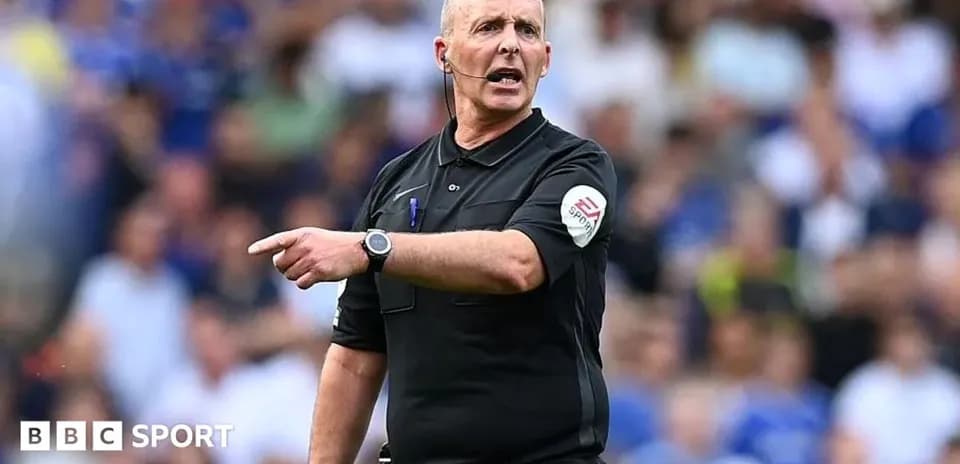 Arbitre donnant des indications sur le terrain