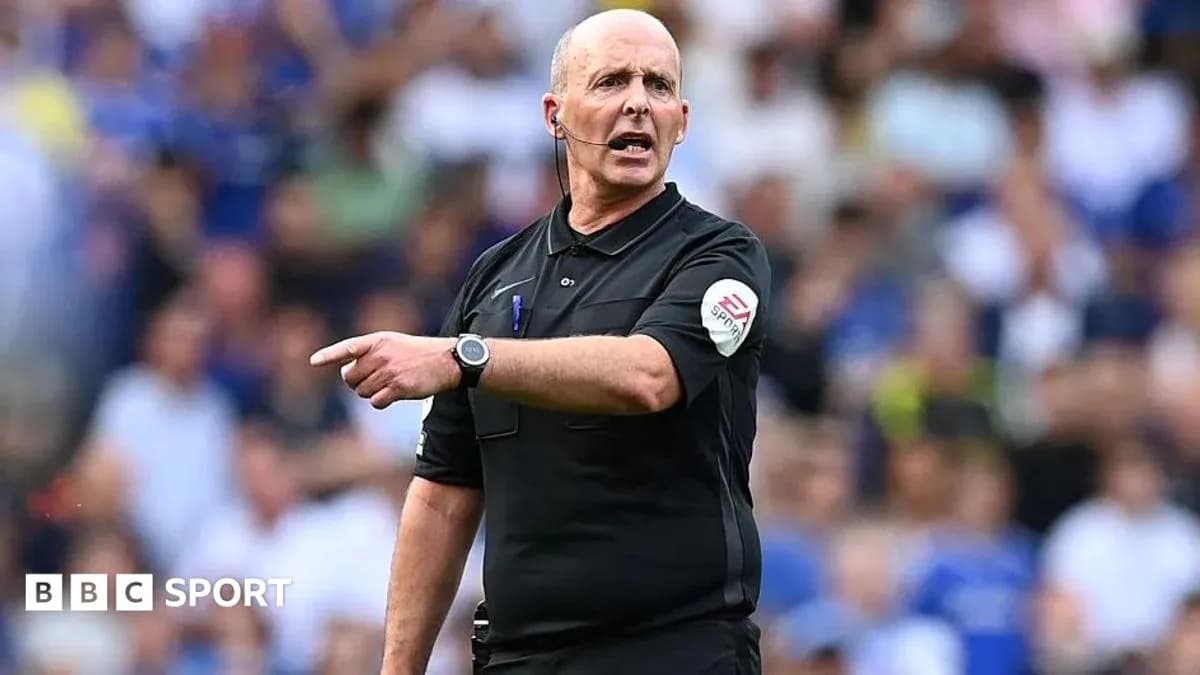 Arbitre donnant des indications sur le terrain