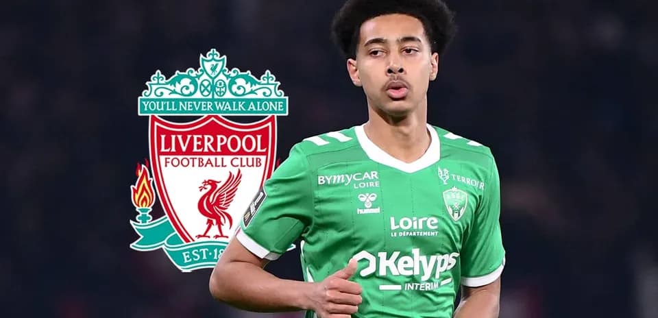 Joueur en maillot vert de l'AS Saint-Étienne sur terrain