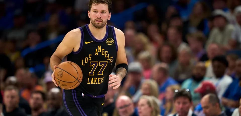 Joueur dribblant le ballon pendant un match de basket