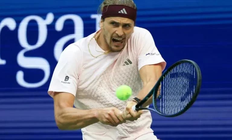 Joueur frappant une balle de tennis sur court