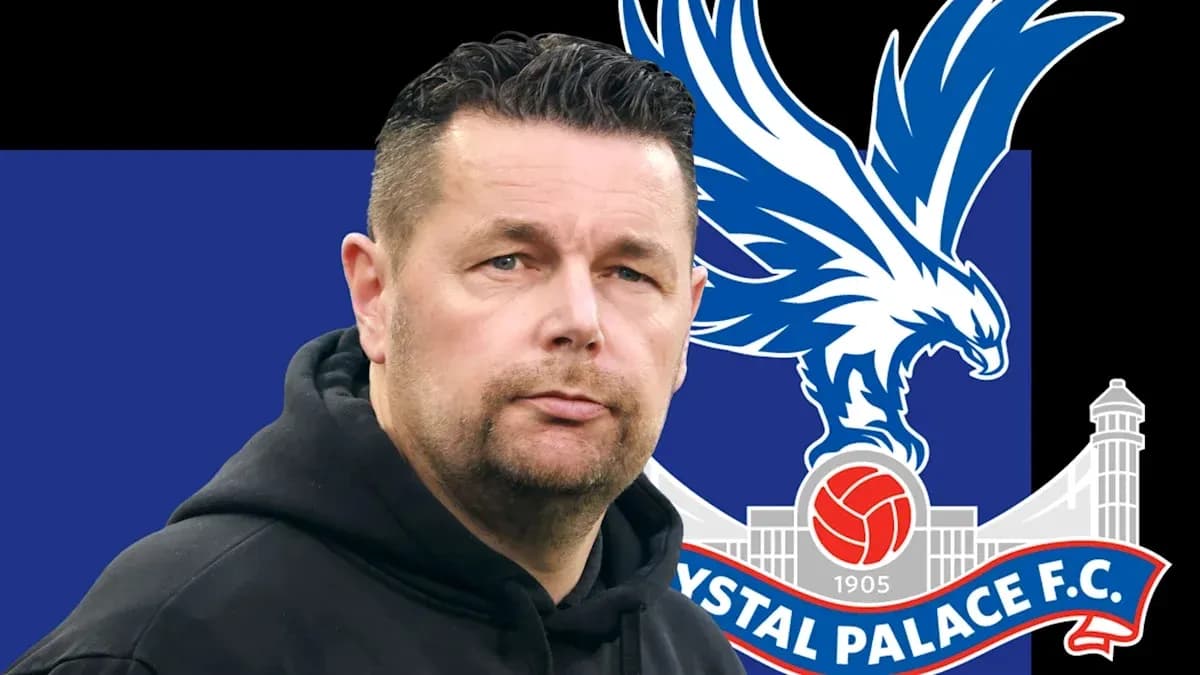 Entraîneur devant le logo de Crystal Palace F.C.