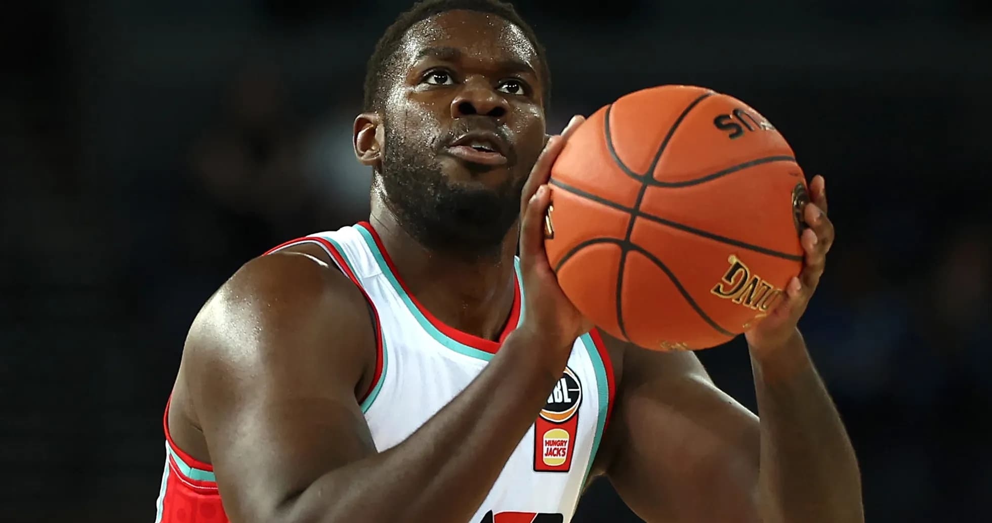 Joueur de basket-ball s'apprêtant à tirer au panier