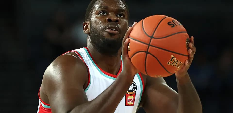 Joueur de basket-ball s'apprêtant à tirer au panier
