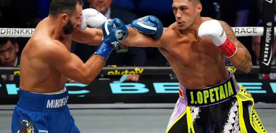 Deux boxeurs échangent des coups sur le ring