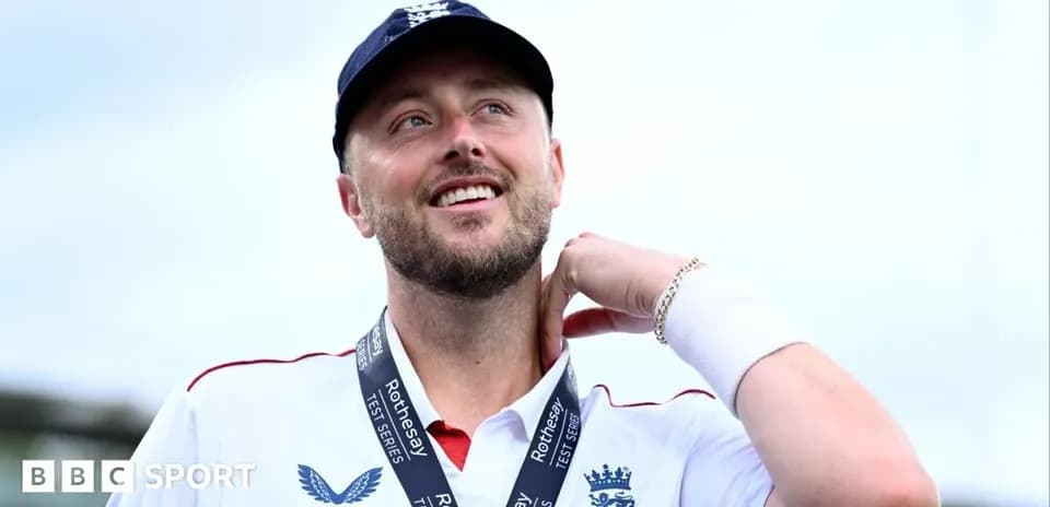 Joueur anglais avec médaille après la victoire