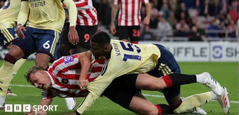 Joueur de Brentford défié par défenseur d'Arsenal