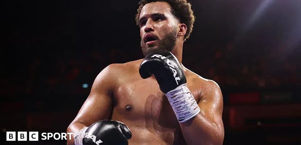 Boxeur avec gants en train de boxer sur le ring
