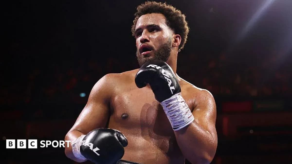 Boxeur avec gants en train de boxer sur le ring