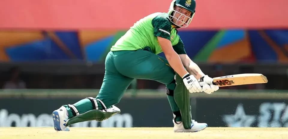 Joueur de cricket en train de frapper la balle