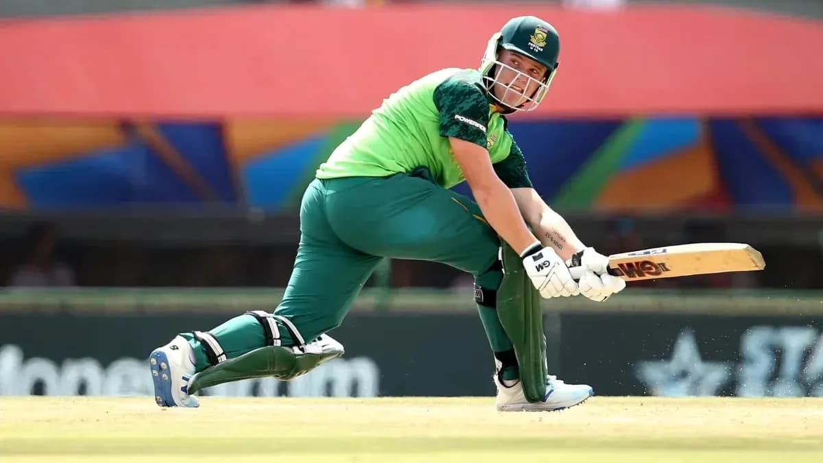 Joueur de cricket en train de frapper la balle