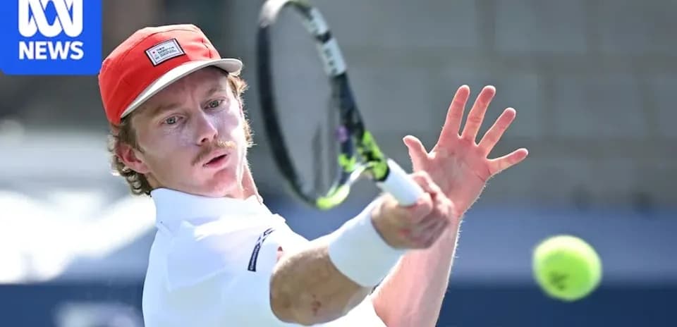Joueur de tennis frappant une balle en plein match