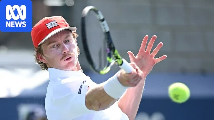 Joueur de tennis frappant une balle en plein match