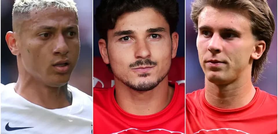 Trois joueurs de football en tenue d'équipe