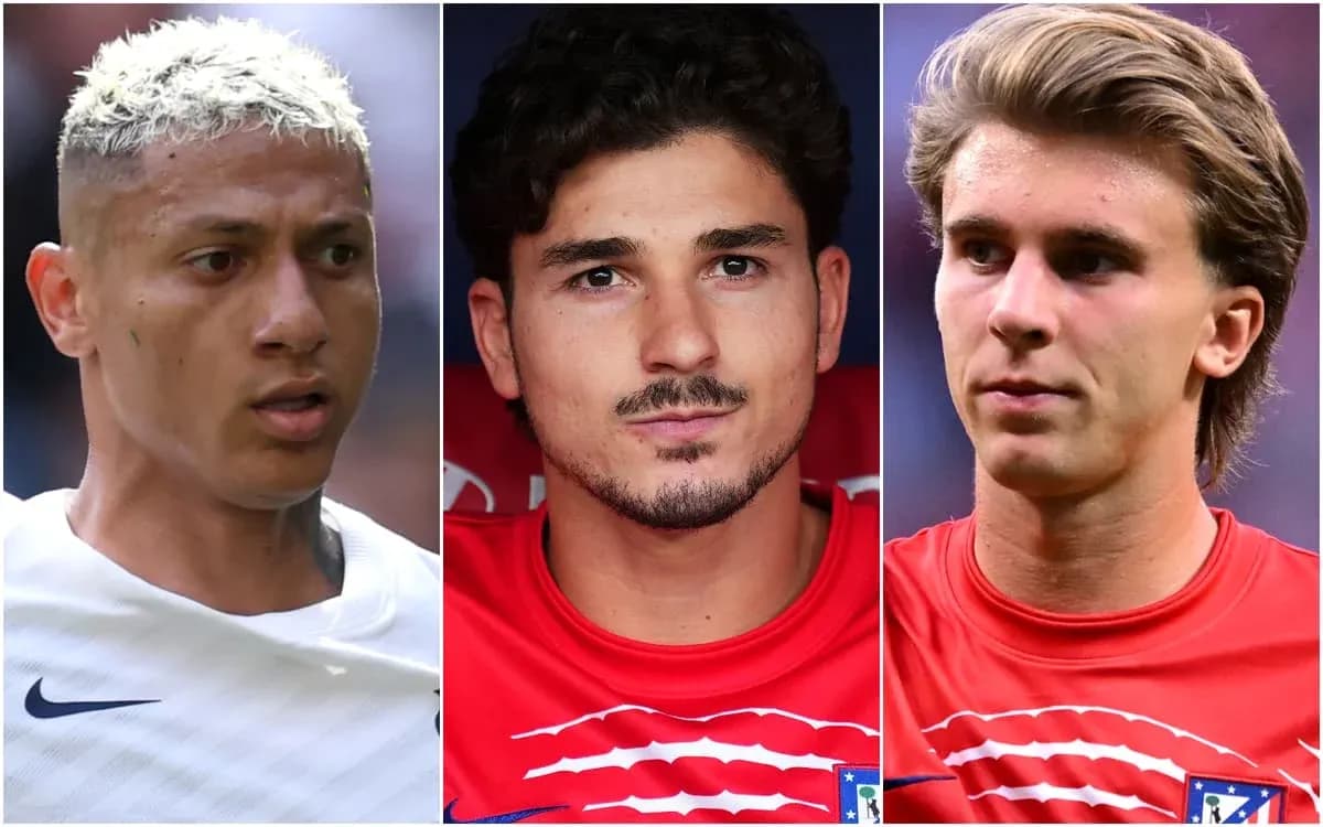 Trois joueurs de football en tenue d'équipe
