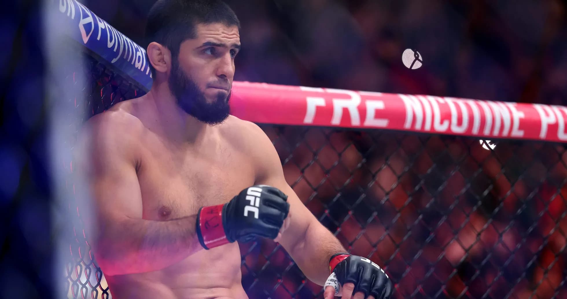 Lutteur assis dans la cage UFC avant le combat